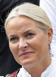 Da haakon die thronfolgerin ist, wird sie sofort königin von norwegen, wenn er den thron besteigt. Kronprinzessin Mette Marit Zeigt Sich Nach Bekanntgabe Ihrer Krankheit Der Offentlichkeit