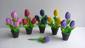 Caneta De Flor De Eva Passo A Passo Caneta Decorada De Tulipa Em E V A Passo A Passo Artesanato De Primavera Para Criancas Flores Artesanato Trabalhos Manuais
