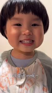 こんにちは小さな幸せな天使... あなたはとてもかわいい.. オーケーオーケー.. みんながそう言ったから.. おばさん、私はもっと笑顔になるよ...  こんな可愛い女の子が世界に存在するなんて... 愛してる 唷🥰