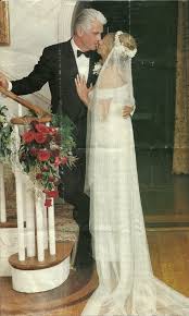 Barbra Streisand And James Brolin Wedding 1998 Love This Picture Celebrity Wedding Dresses Celebrity Weddings Hollywood Wedding