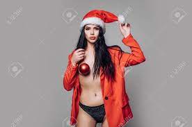 Rote Weihnachtskugeln Mit Möpsen. Sexy Brüste Und Silvesterparty. Nackte  Frau. Dessous-Konzept. Oben-ohne-Weihnachtsfrau. Erotische Dessous Für Das  Neue Jahr. Sinnliches Hübsches Mädchen Mit Heißen Titten. Lizenzfreie  Fotos, Bilder und Stock Fotografie ...