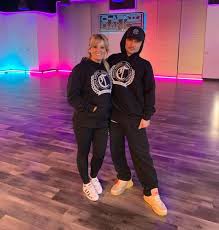 Син українського хореографа григорія чапкіса грег, який живе у сша, у розмові з журналістами тсн розповів, що причиною смерті його батька став похилий вік. Syn Grigoriya Chapkisa Pokazal Svoyu Zhenu Krasavicu Foto Glamur Tsn Ua