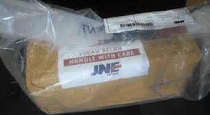Ini sudah pernah saya bahas secara lengkap di cara menulis alamat paket dengan benar. Salah Tulis Alamat Apakah Paket Akan Dikirim Oleh Jne