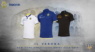 Consiste en un jersey y pantalones cortos. The New 2018 19 Kits For Hellas Verona Macron