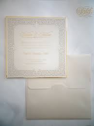 Motifs De Decoration Encadrant Le Texte D Invitation Sur Un Fond Dore Modele En Relief Faire Part Mariage Faire Part Oriental Faire Part