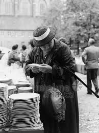 Alte Frau Auf Der Auer Dult In Munchen 50er Jahre Stohr Timeline Images Black White Schwarz Weiss Fotografie Photography Hi 50er Jahre Alte Frau Munchen
