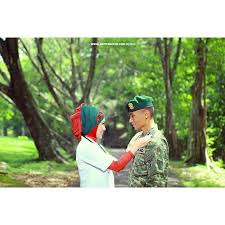 Dalam postingannya itu ada 7 foto prewed dengan busana daun pisang warna hijau. Antzcreator Photography Kisah Cinta Bu Dokter Dan Pak Tentara From