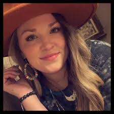 Stephanie Keating's Instagram, Twitter & Facebook