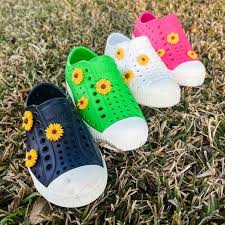 How To Put Jibbitz™ Charms On Crocs Shoes – Crocs™ Việt Nam