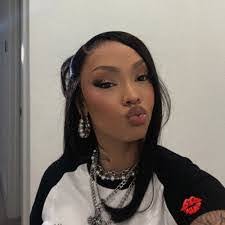 Julia Timmons's Instagram, Twitter & Facebook