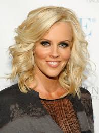 Coupe courte cheveux ondulés avec pointes blondes. Coiffure Femme