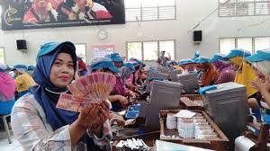 Saat ini mempekerjakan karyawan tetap dan tidak tetap sangat umum dilakukan. 12 4 Juta Data Pekerja Diberikan Ke Kemnaker Update Subsidi Gaji Karyawan Faktual Id