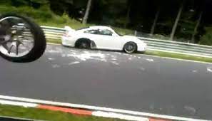 Het bewijst definitief en zonder enige twijfel dat vermogen niet alles zegt. Porsche 911 Gt3 Rs 4 0 Nurburgring Crash Caught On Video