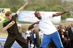 Als usain bolt im unscheinbaren schwarzen trainingsanzug in rio de janeiro landete, war der erste arbeitstag für zlatan ibrahimovic schon. Mach Den Blitz Der Laufer Usain Bolt Rechts Und Grossbritanniens Prinz Harry Stuttgarter Zeitung