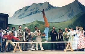 Inizia a muovere i primi passi nel mondo della danza all'età di 14 anni, assieme a tre dei suoi fratelli, presso la scuola di ballo del teatro dell'opera di roma diretta da attilia radice. Sette Spose Per Sette Fratelli Compagnia Della Rancia