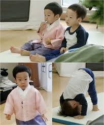 Superman Returns Twins Practice Their New Year S Greetings 아기들