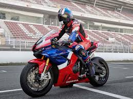 While retaining the basic structure of the 2004 model year engine, the 2006 model year engine featured straight cylinder head intake ports and larger exhaust ports. New Honda Cbr 1000 Rr R Fireblade And Fireblade Sp Bookings Open In India