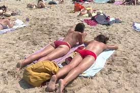 De moins en moins de femmes se mettent seins nus sur les plages en france de peur des agressions verbales et face aux dangers du soleil. Seins Nus Sur La Plage Que Dit La Loi