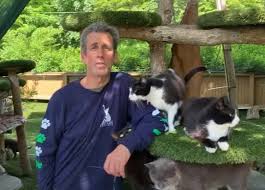 Lui era Chris Arsenault, fondatore dell'Happy Cat Sanctuary di Medford,  Long Island, ha sacrificato la sua vita per cercare di mettere in salvo i  suoi amati gatti. Quando un devastante incendio ha