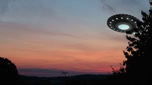 Resultado de imagem para nave a atacar um planeta