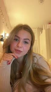 Amber Follett's Instagram, Twitter & Facebook