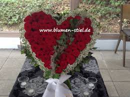 Rote Rosen Umhullt Von Schleierkraut Durchbrochen Mit Efeuranken Liebe Abschied Beerdigung Herz Trauerherz Blumentrosten Funeralheart Fu Trauergestecke