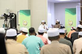 Di awal penubuhannya, jabatan pendidikan perlis telah ditadbir oleh en wan. Lensa Jabatan Mufti
