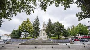 Na cidade a praça 25 de abril é dominada pelo edifício dos antigos paços do concelho, inaugurado em 1918, onde funciona actualmente o museu municipal. Covid 19 Portugal Passou Os 100 Mil Casos E Pacos De Ferreira Tem Subida Mais Preocupante Da Semana Observador