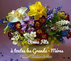 On peut y voir des motifs verts en forme de triangles sur lesquels viennent se superposer d'autres triangles violets en traits. á 18 Fete Des Grands Meres Images Photos Et Illustrations Pour Facebook Bonnesimages