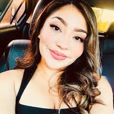 What color should the boys and mother wear to match the princess and the  frog quinceanera theme with pink damas?