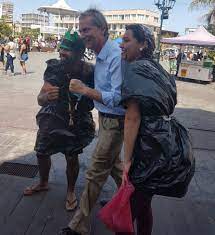 El excandidato presidencial josé antonio kast fue agredido este miércoles en un confuso incidente en medio de una multitud de personas que lo increparon y golpearon en la universidad arturo prat (unap) de iquique. Jose Antonio Kast Fue Agredido En Una Funa En La U Arturo Prat De Iquique Duna 89 7 Duna 89 7