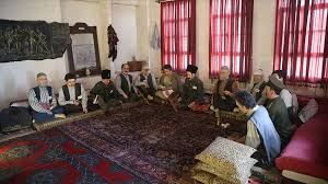 Bir perde türü şerit perde levhalardan oluşan bir tür pencere kapama düzeni şerit biçimindeki levhalardan yapılmış bir tür perde şerit biçiminde konuyu derinlemesine düşünmeyi tarif eden sıfat modada cinsiyetsizliği tarif eden terim kızgınca konuşmayı, bakmayı tarif eden ikileme ev. Urfa Yi Sanli Yapan Destansi Mucadele