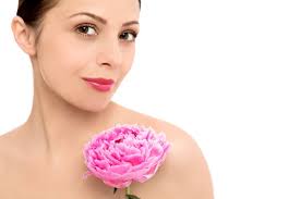 Imágenes de Mujer con pétalos de rosa libres de derechos