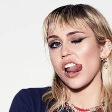 Miley Cyrus presentó el provocativo video de “Flowers”