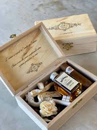 Pour une idée de cadeau mariage personnalisé, de cadeau de fiançailles, cadeau d'anniversaire de mariage, voici nos corbeilles et présentations personnalisées. Cadeau Temoin Archives Feeline Creation