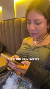 Descubre el amor con tu amiga en su era de amor