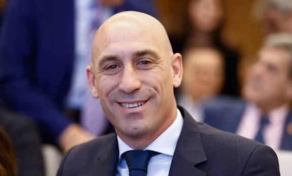 Luis Rubiales, expresidente de la Real Federación Española de Fútbol, acude  al plató de #EnBocaDeTodos donde ha tenido un enfrentamiento con Pablo  Fernández, secretario de Organización de Podemos