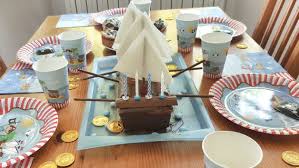 Die kuchenglasur nach packungsanleitung zubereiten und den kuchen damit überziehen. Piratenschiff Kuchen Deko Fur Die Piratenpary Mama Im Spagat