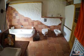 Kreativer Einsatz Von Terracotta Fliesen An Wand Ofen Und Dusche Handgeformt
