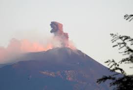 Un braccio si arrestò circa 2000 metri prima di randazzo. Etna 31 Marzo 1 Aprile 2021 Un Parossismo Insolito Ingvvulcani