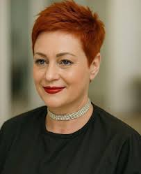 Magie des Rots: Stilvolle Haarideen für einen selbstbewussten Look👉🏻🔗  https://frechefrisuren.com/magie-des-rots-stilvolle-haarideen-fuer-einen-selbstbewussten-look/