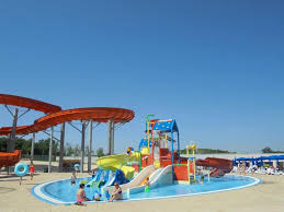 Strandfeeling vor dem großen wellenpool im wasserpark aquacolors. Aquacolors Porec Der Neue Wasserpark In Porec