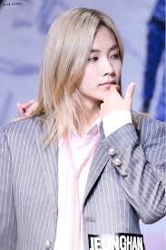 Korea Korean Kpop Idol Boy Band Group Seventeen Jeonghan S Envied Hair Long Hairstyles For Guys Dyed Blonde Penteado Coreano Cabelos Estilosos Cabelo Masculino