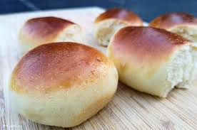 Wer Seine Milchbrotchen Saftiger Mag Der Sollte Diese Version Mit Japanischem Vorteig Tangzhong Unbedingt Einma Milchbrotchen Susse Brotchen Brot Selber Backen