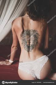 Imágenes de Mujeres con tatuaje espalda, fotos de Mujeres con tatuaje  espalda sin royalties | Depositphotos