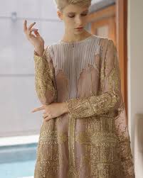 Chiffon atau yang lebih dikenal dengan sifon, merupakan kain tenun yang banyak diaplikasikan sebagai bahan kerudung dan juga gamis muslimah. 60 Model Kebaya Brokat Modern Modifikasi Terbaru 2020