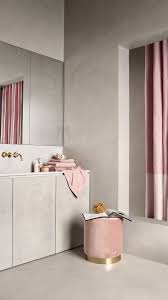 H M Home Soft Powdery Pink And Deep Ruby Reds Work Together To Create A Harmonio Badezimmer Innenausstattung Inneneinrichtung Apartments Wohnungseinrichtung
