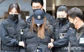 구미=뉴시스 박홍식 박준 기자 = 구미 3세 여아 사망사건의 친모인 석모(48)씨가 숨진 아이와 사라진 아이(3세)를 산부인과 의원에서 채혈 검사 전 바꿔치기 한 것으로 드러났다. êµ¬ë¯¸ 3ì„¸ ì—¬ì•„ ì¹œëª¨ ë¡œ í™•ì¸ëœ ì™¸ì¡°ëª¨ ì•„ì´ ë‚³ì€ ì  ì—†ì–´ ë‰´ìŠ¤ ë™ì•„ë‹·ì»´