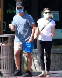 Lukaku salary & net worth revealed salary 2021 how much does he earn? Taylor Lautner Geniesst Ein Kaffee Date Mit Der Freundin Tay Dome In Thousand Oaks Aktuelle Boulevard Nachrichten Und Fotogalerien Zu Stars Sternchen