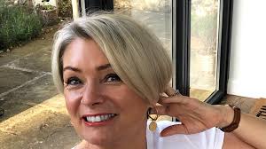 There is nothing quite like the juxtaposition of youthful skin and silver hair. Going Grey Gracefully How To Approach It Midlifechic